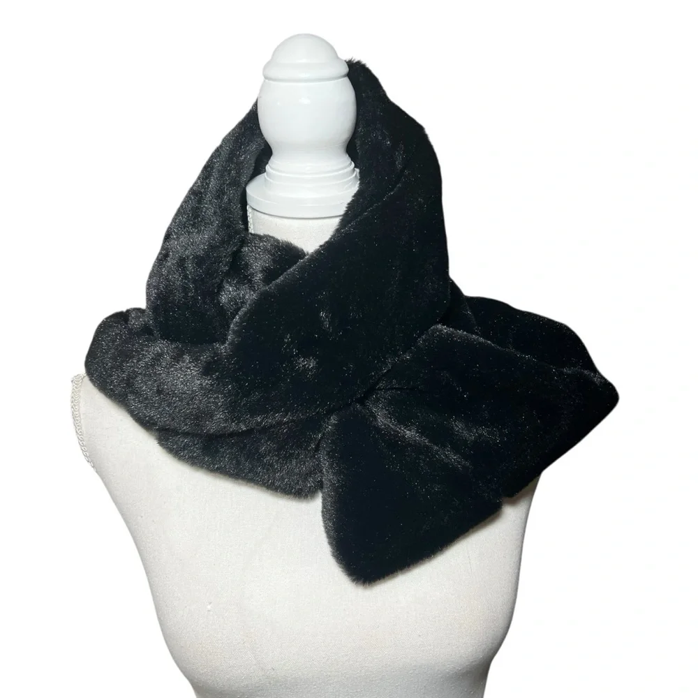 Olivia Fallen Black Faux Fur Infinity Scarf Winter Snow Bunny Cozy Old Money NWT